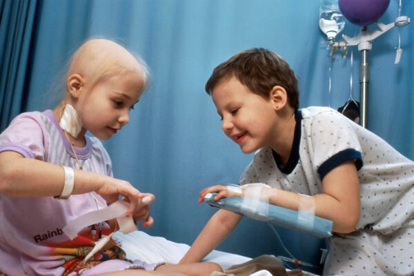 больные раком дети играют в больнице
